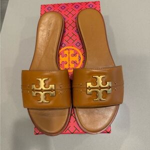 Tory Burch Everly slide size 9.5. Excellent condition. Comes with box.